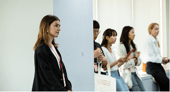 Mentalidad global, raíz local